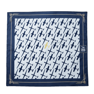 Apaszka w ozdobnym pudełku z Muzeum Lotnictwa Polskiego w Krakowie 